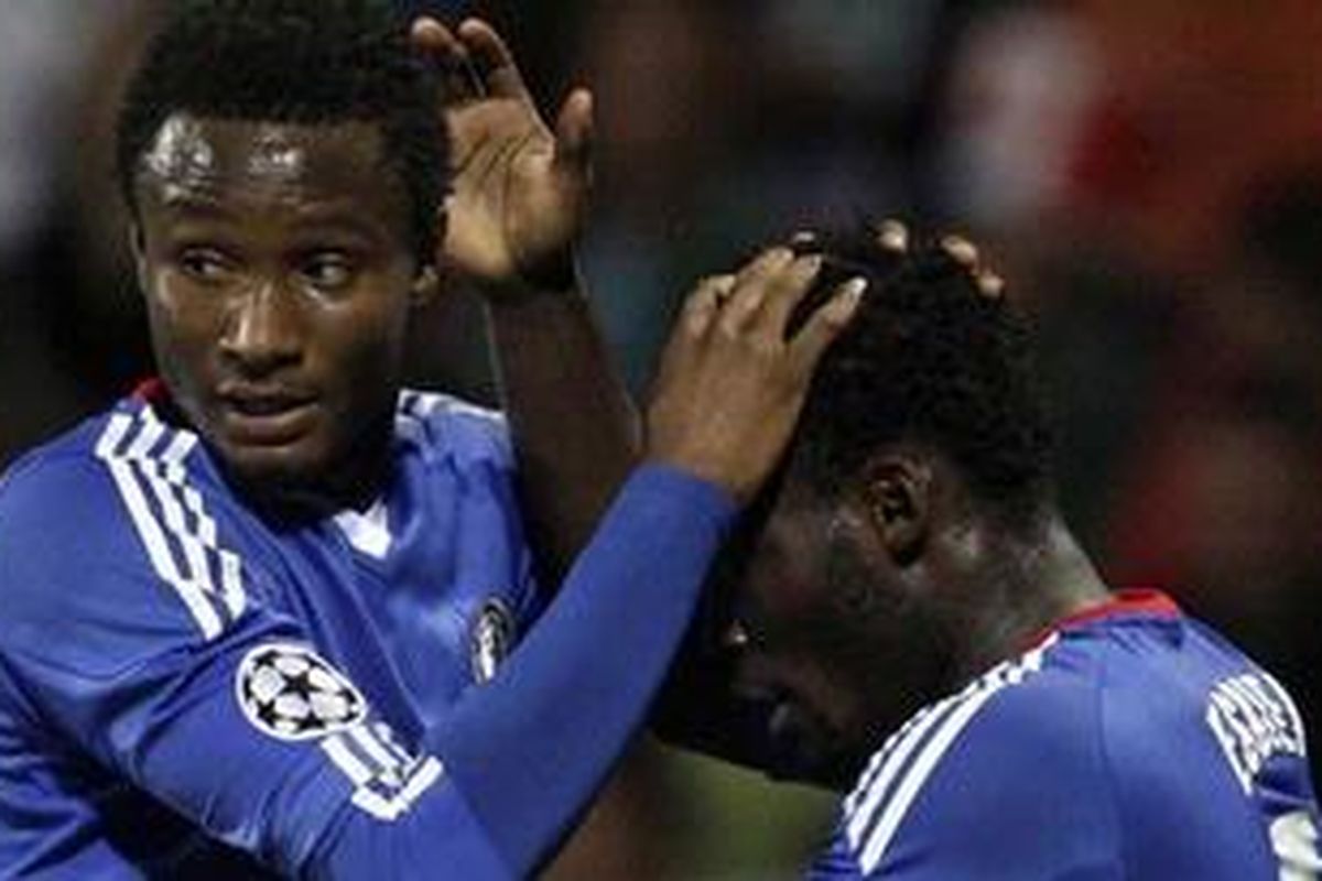 Gelandang Chelsea, John Obi Mikel (kiri).