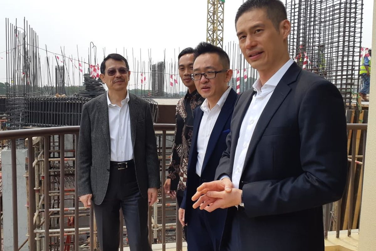 Direktur Utama Brewin Mesa Sutera Bill Cheng didampingi Direktur Utama China State Construction Overseas Development Shanghai Steven Lee, dan Direktur Utama Davy Sukamta and Partners dalam sesi foto perkembangan proyek The Lana yang telah mencapai lantai dua, Kamis (14/8/2019).