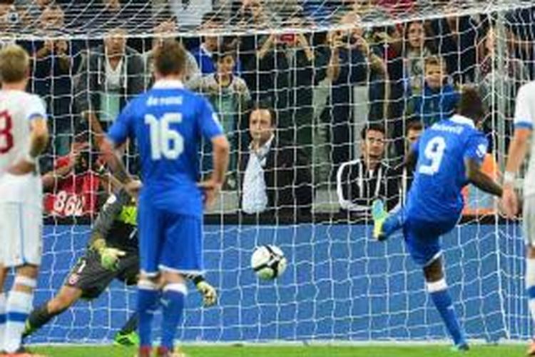 Striker Italia, Mario Balotelli, mencetak gol dari titip penalti ketika mereka mengalahkan Ceko dalam laga kualifikasi Piala Dunia 2014 di Juventus Stadium, Selasa (10/9/2013).