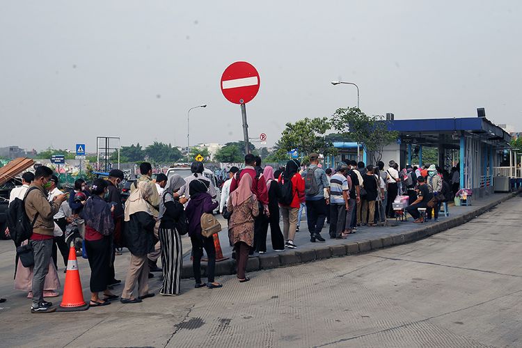 Ratusan orang calon penumpang mengantre untuk menaiki bus Trans Jakarta di Halte Puri Beta 2, Larangan, Tangerang, Banten, Senin (16/3/2020). Antrean panjang tersebut terjadi akibat adanya pengurangan jam operasional bus serta jumlah bus yang beroperasi yang tujuannya untuk pencegahan penularan COVID-19.