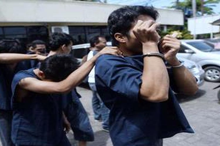 Sejumlah tersangka dihadirkan saat polisi menggelar rilis hasil operasi cipta kondisi khusus premanisme di Mapolres Metro Jakarta Pusat, Selasa (16/4/2013). Dari operasi selama 10 hari, polisi menjaring 281 preman.

