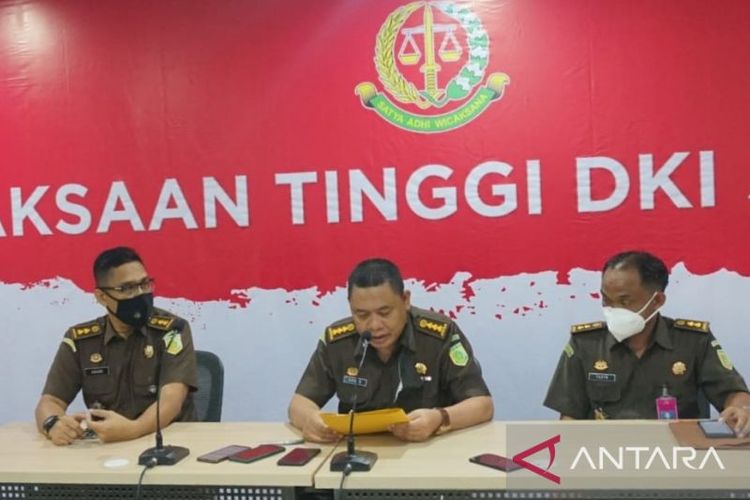Kepala Seksi Penerangan Hukum Kejati DKI Jakarta Ashari Syam (tengah) bersama penyidik Tindak Pidana Khusus Kejati DKI di Jakarta, Rabu (16/3/2022).