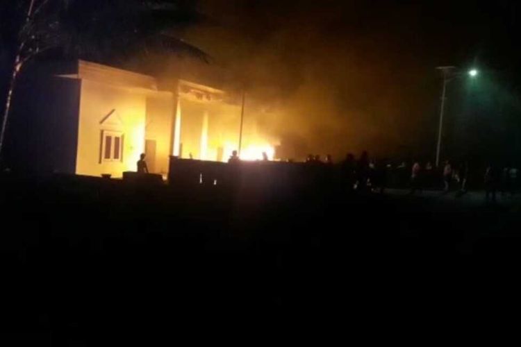 Kantor Desa Tamilow Kecamatan Amahai, Kabupaten Maluku Tengah dibakar warga setempat, Selasa malam (9/11/2021)