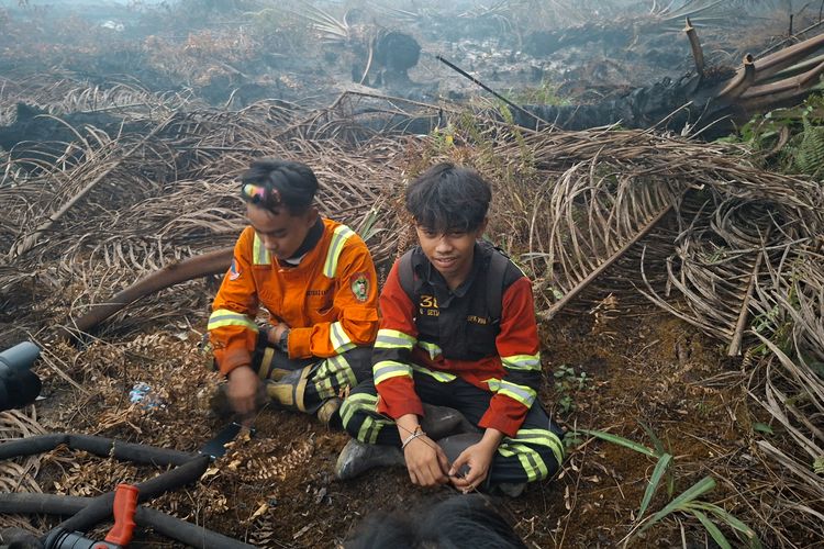 Cerita Relawan Muda Karhutla di Palangka Raya: Usai Sekolah Daring Lanjut Bergulat dengan Asap dan Api hingga Malam