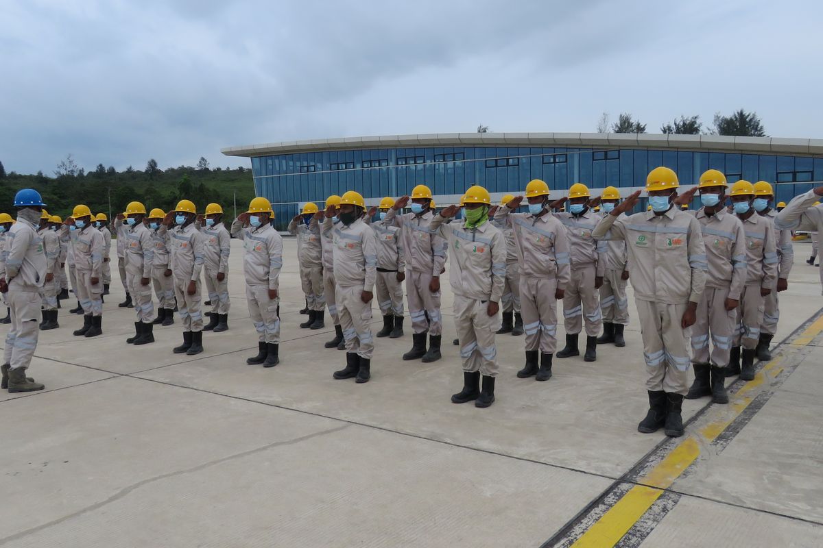 Nampak para pekerja dari PT Indonesia Weda Bay Industrial Park (IWIP) sedang berbaris sebelum memulai pekerjaannya di Kawasan Industri Teluk Weda Bay, di Halmahera Tengah, Maluku Utara, 