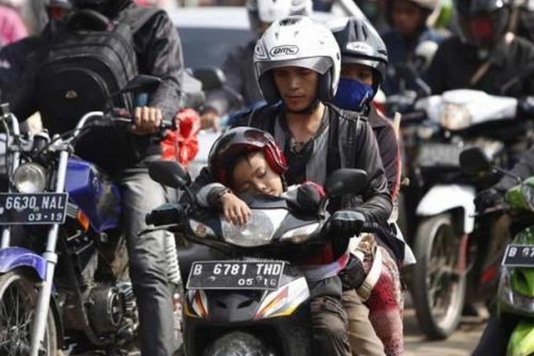 Pemudik motor terjebak macet di jalur alternatif Karawang-Cikampek, Cilamaya, Karawang, Jawa Barat, Sabtu (27/7/2014). Arus mudik ke kota-kota di Jawa Barat, Jawa Tengah dan Jawa Timur diperkirakan akan masih padat hingga H-1 Lebaran. 