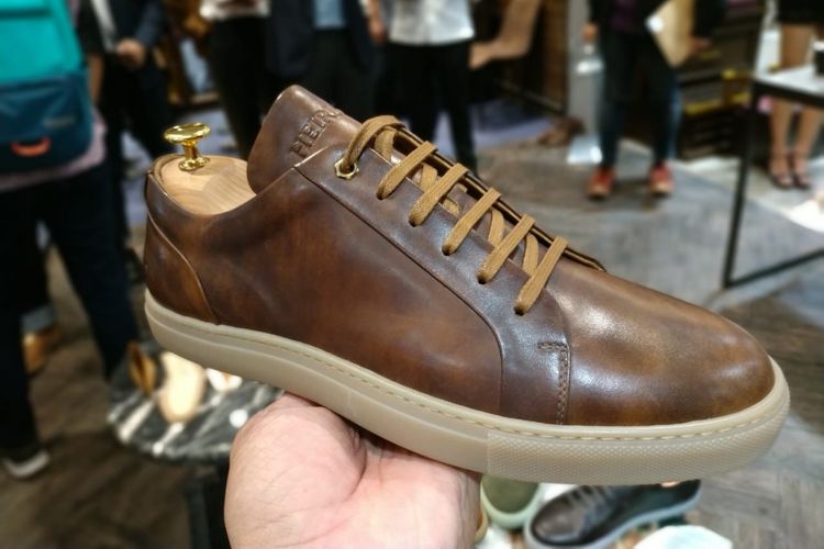 Salah satu sepatu ready to wear yang dijual di gerai Gents Quarters, Sogo, Plaza Senayan, Jakarta. 