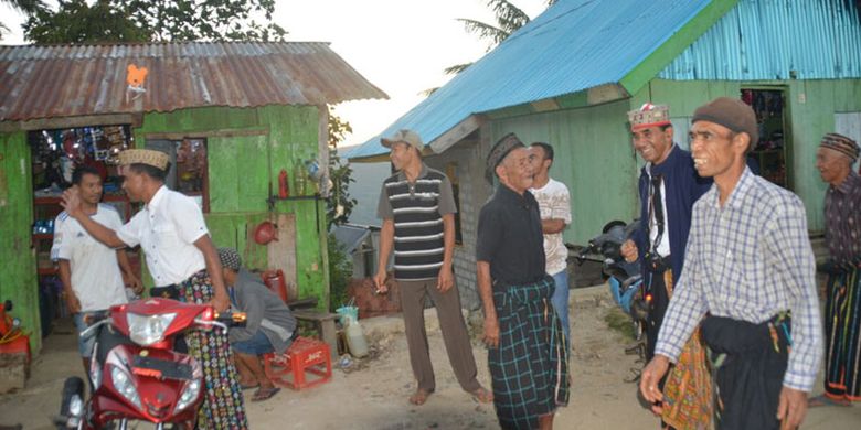 Warga Kampung Liur, Desa Ranamese, Kecamatan Sambirampas, Kabupaten Manggarai Timur, Flores, Nusa Tenggara Timur, Selasa (24/4/2018).