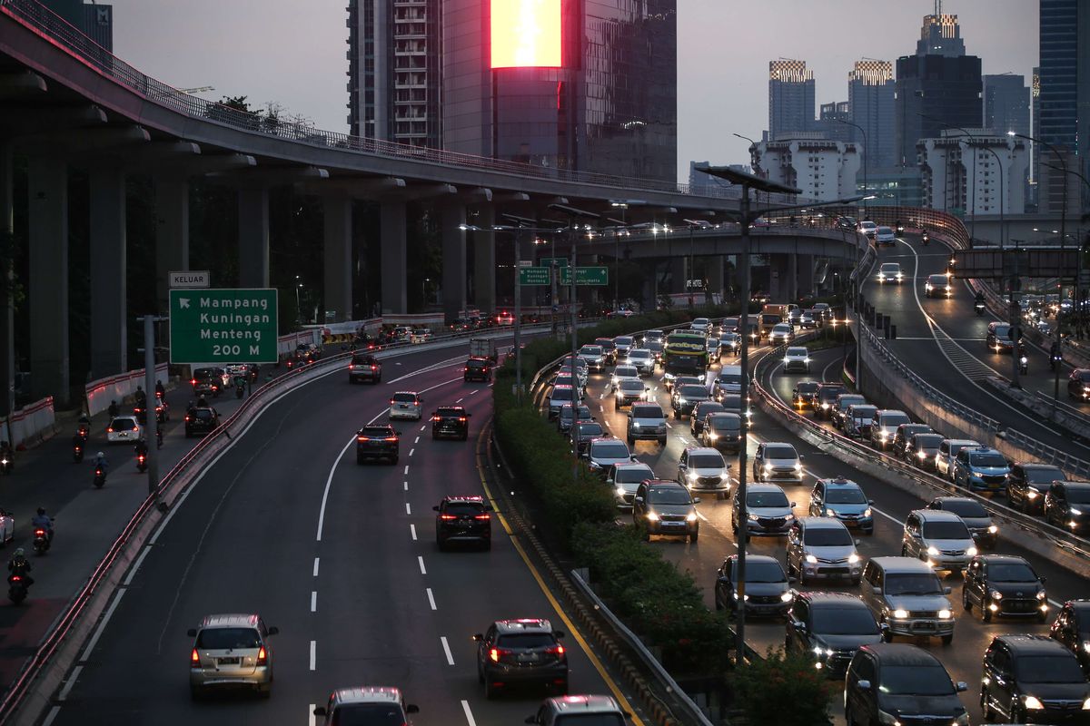 Lalu lintas kendaraan di Tol Dalam Kota Jakarta tampak padat pada jam pulang kerja di hari ketiga pemberlakuan pembatasan sosial berskala besar (PSBB) tahap dua, Rabu (16/9/2020). Pembatasan kendaraan bermotor melalui skema ganjil genap di berbagai ruas Ibu Kota resmi dicabut selama PSBB tahap dua.