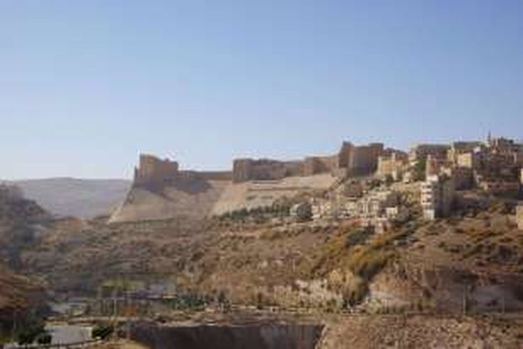Benteng dari masa Perang Salib di Karak, 120 kilometer dari ibu kota Amman, salah satu destinasi wisata ternama di Jordania.