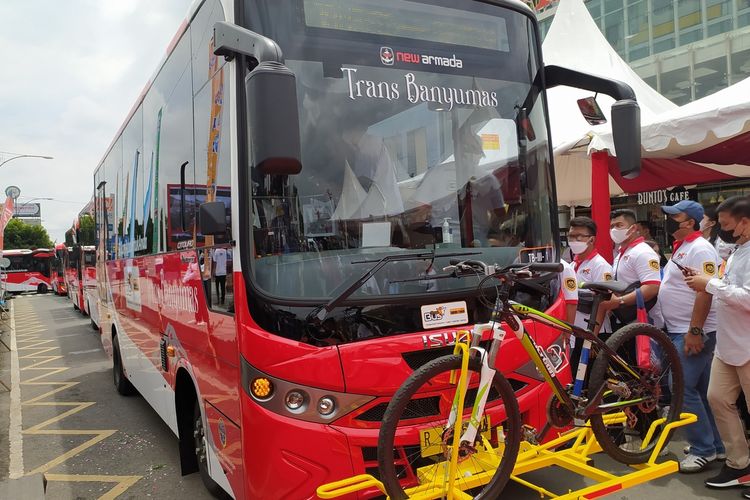 Peluncuran bus buy the service (BTS) Trans Banyumas di Alun-alun Purwokerto, Kabupaten Banyumas, Jawa Tengah, Minggu (5/11/2021).