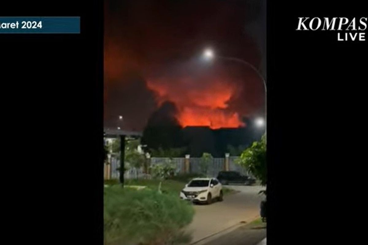 Gudang peluru TNI yang berada di perbatasan Ciangsana Gunung Putri, Kabupaten Bogor, dengan Bantar Gebang, Kota Bekasi, Jawa Barat, mengalami kebakaran, Sabtu (30/3/2024) sekitar pukul 18.30 WIB.
