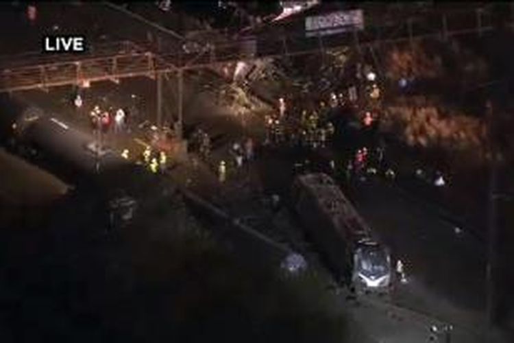 Dalam foto yang diambil dari tayangan di stasiun televisi KYW-TV CBSPhilly ini, terlihat gerbong kereta api Amtrak yang terguling di Philadelphia pada Selasa (12/5/2015) malam di Philadelphia, AS. Kecelakaan ini mengakibatkan 5 orang tewas dan 50 orang lainnya terluka.