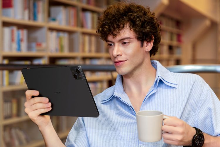 Ilustrasi menggenggam Tecno Megapad Pro 
