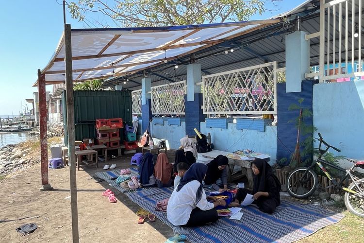 Menyala dari Pesisir Kenjeran, Anak Muda Bangun Pojok Literasi untuk Puluhan Anak Nelayan