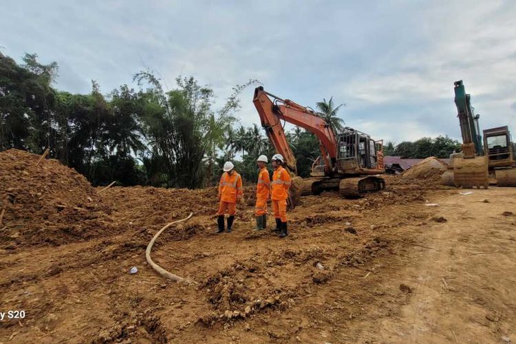 Tim SAR Gabungan melakukan proses pemulihan pasca bencana longsor yang terjadi di Kecamatan Serasan dan Kecamatan Serasan Timur.