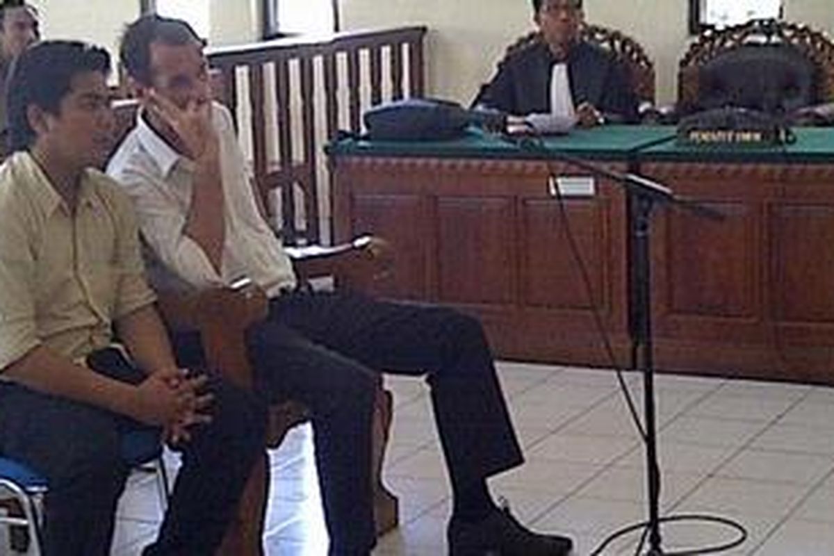 Brett Theo Savage (44) WN Afsel yang menyelundupkan 2,4 Kg sabu ke Bali terlihat tegang saat sidang vonis di Pengadilan Negeri, Denpasar, Selasa (29/05/2012).