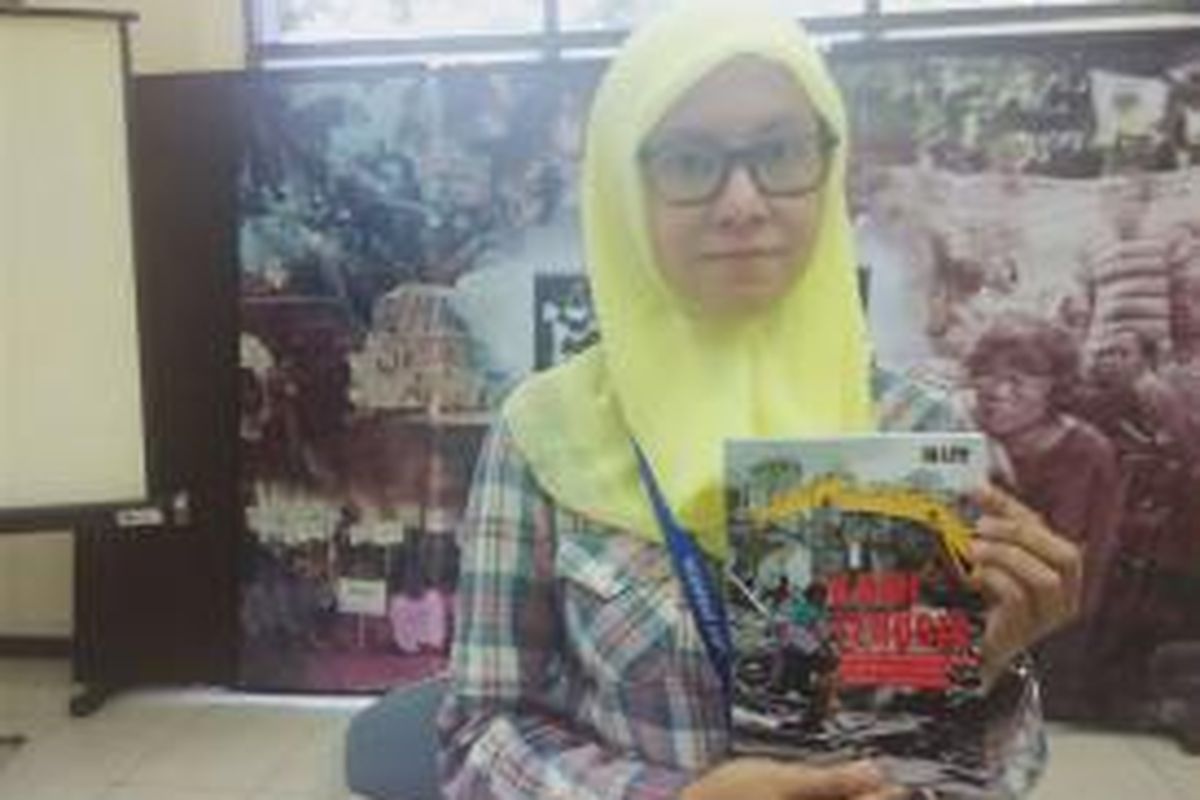 Atika Yuanita Paraswaty dari LBH Jakarta memperlihatkan laporan rangkuman penggusuran paksa di DKI Jakarta tahun 2015 di kantor LBH Jakarta, Rabu (26/8/2015).