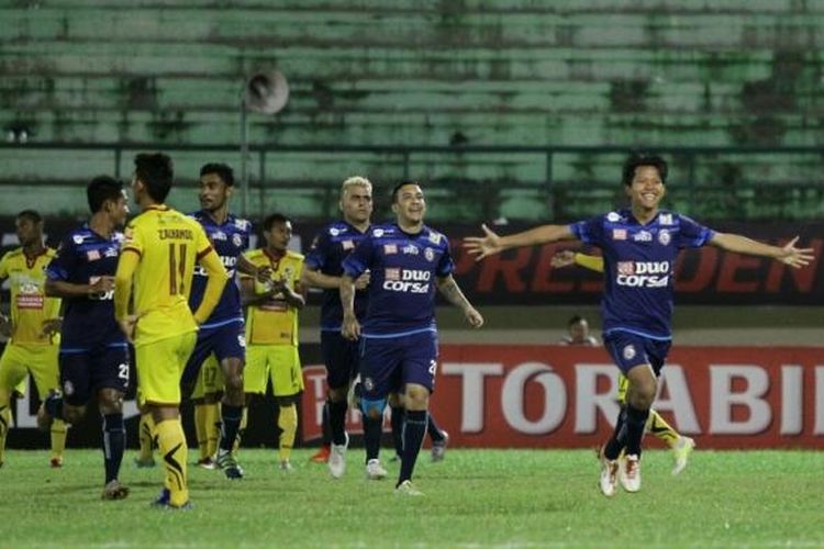 Adam Alis merayakan gol Arema FC ke gawang Sriwijaya FC pada partai perempat final Piala Presiden 2017 di Stadion Manahan, Solo, Jawa Tengah, Minggu (26/2/2017).