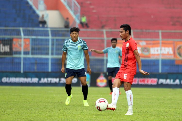 Evan Dimas (kanan) main perdana bersama klub barunya di musim 2020, Persija Jakarta saat penyisihan grup B Piala Gubernur Jatim 2020 melawan Persela Lamongan yang berakhir dengan skor 4-1 di Stadion Kanjuruhan Malang, Jawa Timur, Selasa (11/02/2020) sore.