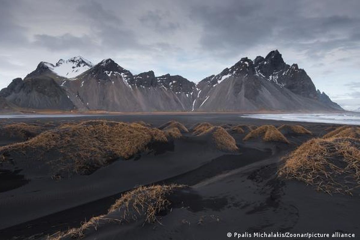 Ilustrasi pegunungan di Islandia