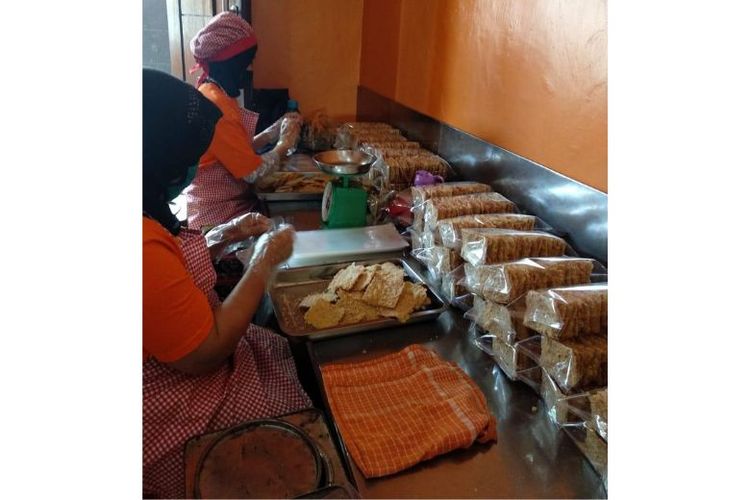 Karyawan Keripik Tempe Rohani sedang mengemas produk.