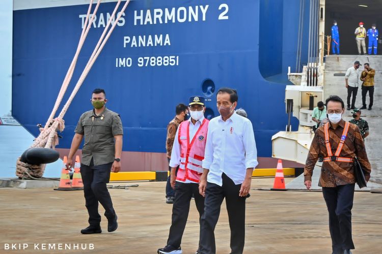Presiden RI Joko Widodo didampingi oleh Menteri Perhubungan Budi Karya Sumadi meninjau langsung aktivitas kegiatan ekspor kendaraan yang tengah berlangsung di Pelabuhan Patimban pada Selasa (8/3).