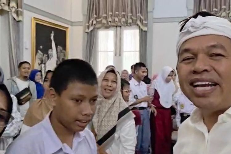 Gubernur Jawa Barat Dedi Mulyadi saat bertemu dengan para guru dan siswa SLB Pajajaran di Gedung Pakuan, Bandung, Jawa Barat, Selasa (20/5/2025).