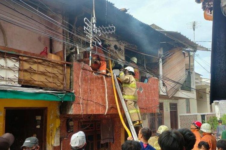 Kebakaran menimpa satu unit rumah warga di Gang Waringin Muara Baru, RT 07 RW 017 Kelurahan Penjaringan, Kecamatan Penjaringan, Jakarta Utara, Rabu (10/11/2021) sore.  