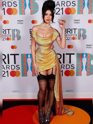 Dua Lipa tiru gaya Amy Winehouse saat meghadiri Brits Award 2021