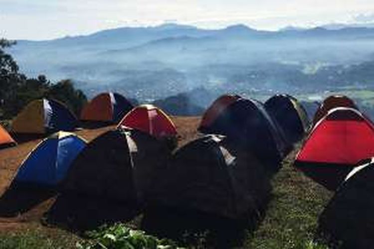 Pengunjung memadati sebuah pelataran di To'tombi di dataran tinggi Lolai, Toraja Utara, Sulawesi Selatan. Mereka berkumpul menyaksikan gumpalan kabut tebal serupa awan yang menutup lembah setiap pagi di kawasan itu. Lolai dengan pemandangan kabut kini menjadi magnet baru wisata Toraja dan dikenal dengan sebutan 'Negeri di Atas Awan'.