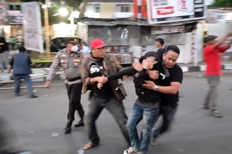 RICUH: Aparat kepolisian tengah mengamankan salah satu mahasiswa dalam aksi demo berujung ricuh di bilangan Jalan Sultan Alauddin, Kecamatan Tamalate, Kota Makassar, Sulsel, Kamis (2/5/2024).