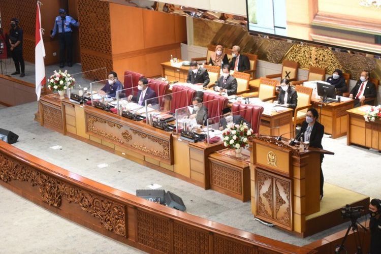 Ketua Dewan Perwakilan Rakyat (DPR) Republik Indonesia (RI) Puan Maharani saat menyampaikan Pidato Penutupan Masa Persidangan III Tahun Sidang 2020-2021 dalam Rapat Paripurna ke-13 di Gedung Nusantara II, Senayan, Jakarta, Rabu (10/2/2021).