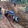 Terganjal Infrastruktur, Warga Seko Luwu Utara Usung Jenazah Pendeta Lewat Jalan Rusak