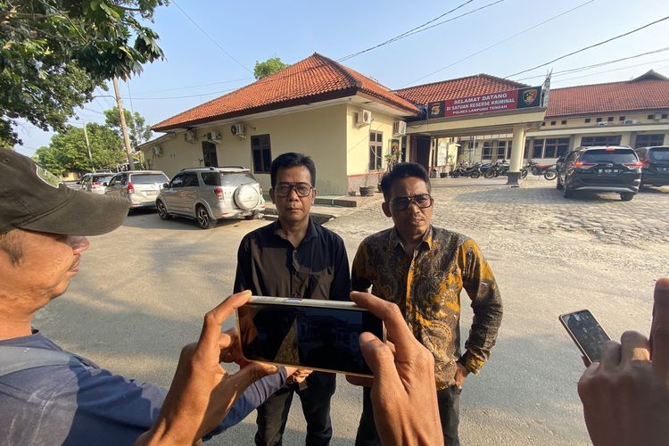 Kuasa hukum warga tiga kampung di Lampung Tengah, M Ilyas (berbatik) di Mapolres Lampung Tengah, Kamis (21/9/2023).