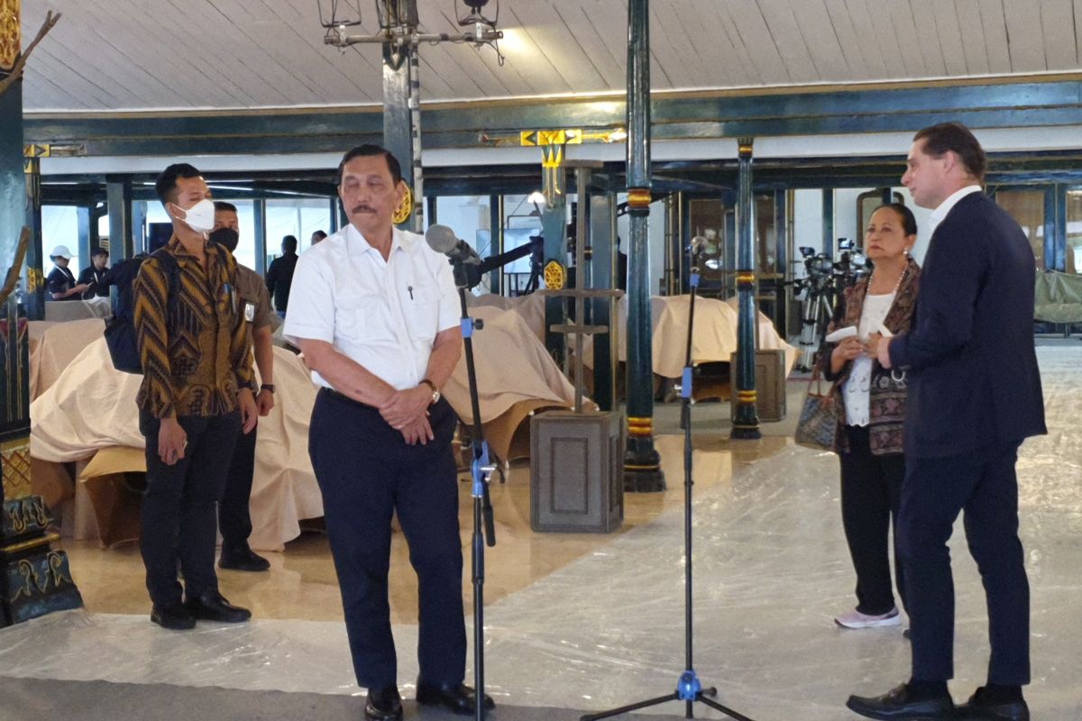 Menteri Koordinator Bidang Kemaritiman dan Investasi Indonesia, Luhut Binsar Pandjaitan meninjau lokasi akad nikah Kaesang Pangarep dengan Erina Gudono, di sekitar Pendopo Agung Royal Ambarrukmo Yogyakarta. Kamis (8/12/2022). 