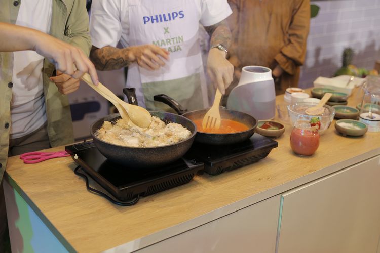 Chef Martin Praja mendemonstrasikan pengolahan makanan menggunakan blender Philips.