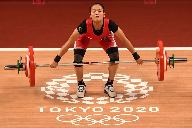 Lifter putri Indonesia Windy Cantika Aisah melakukan angkatan snatch dalam kelas 49 Kg Putri Grup A Olimpiade Tokyo 2020 di Tokyo International Forum, Tokyo, Jepang, Sabtu (24/7/2021). Windy Cantika berhasil mempersembahkan medali pertama bagi Indonesia yakni perunggu dengan total angkatan 194 Kg.