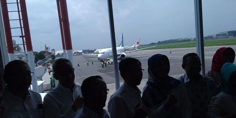 Penerbangan perdana Garuda Indonesia rute Bandung-Singapura (pp) di Bandara Husein Sastranegara, Bandung, Senin (3/12/2018). Penerbangan dilakukan 4 kali dalam sepekan yakni Senin, Rabu, Jumat, dan Minggu. 