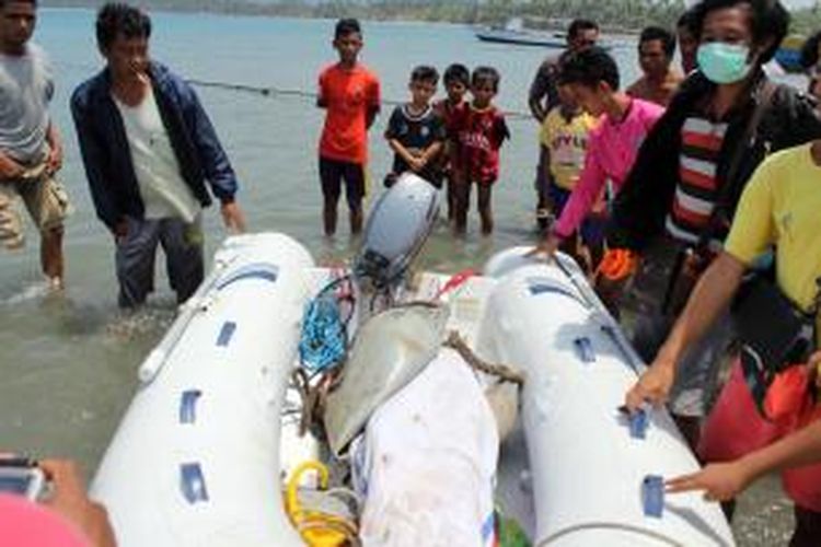 Evakuasi jenazah nelayan Sitaro yang menjadi korban perahu terbalik di Talaud.