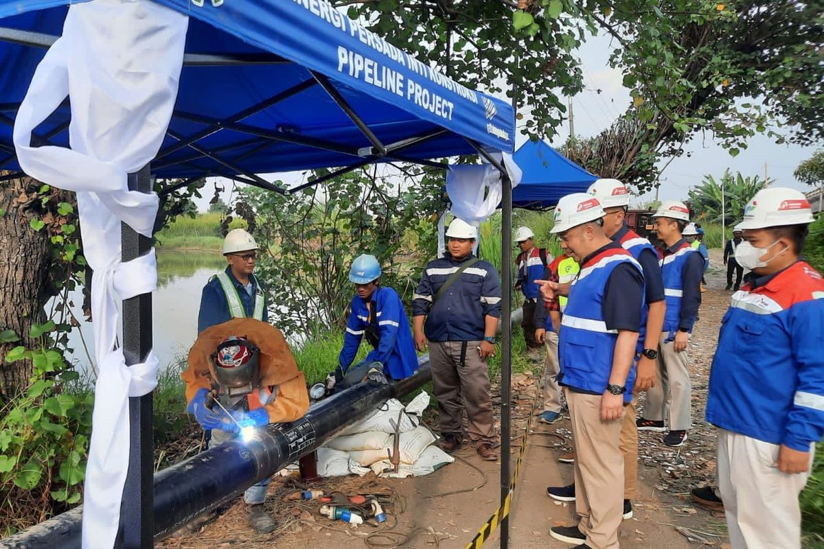 Direktur Infrastruktur dan Teknologi Perusahaan Gas Negara (PGN) Achmad Muchtasyar saat Management Walk Through atau memeriksa pengembangan infrastruktur pipa gas distribusi di area Kendal didampingi Direktur Sales dan Operasi PGN Faris Aziz beberapa waktu lalu.
