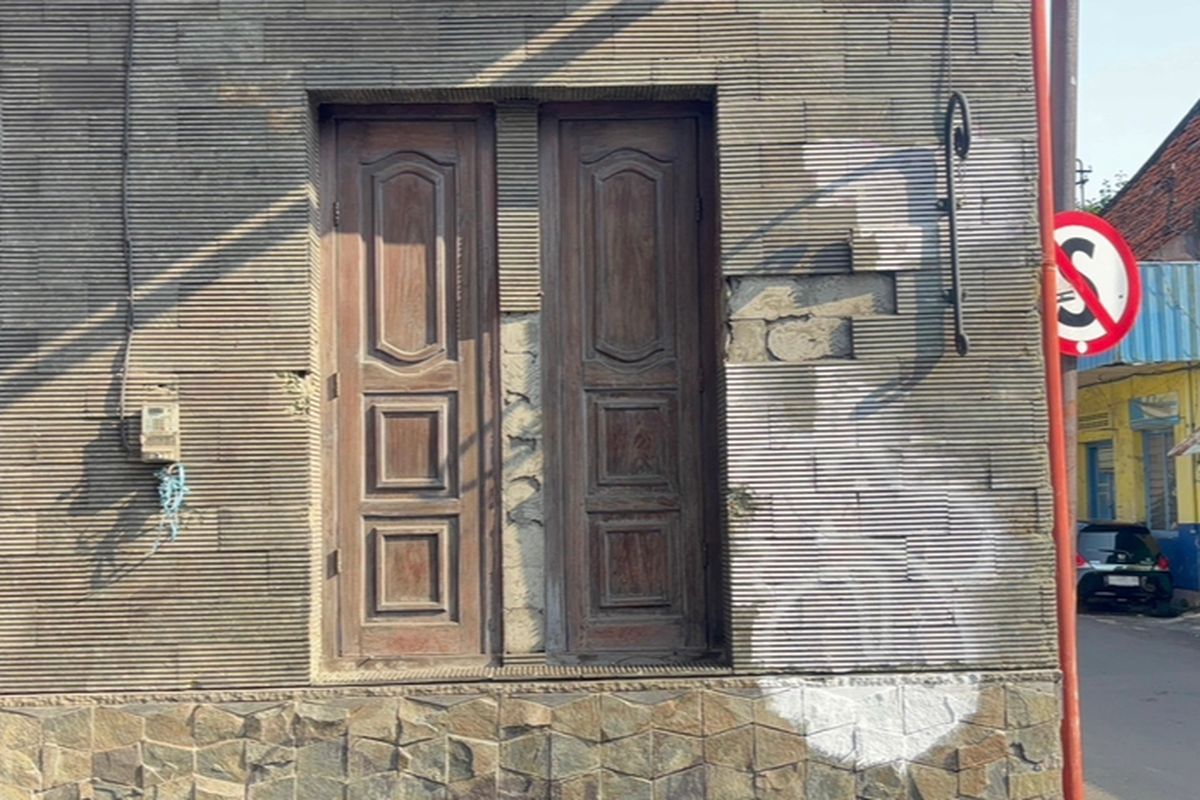 Tempat yang diduga menjadi lokasi pencurian lampu di Kota Lama Surabaya, Jumat (11/7/2025).