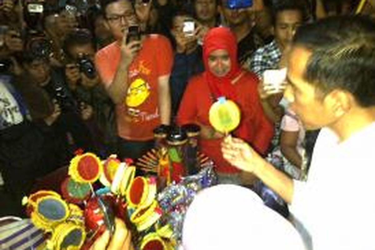 Jokowi hadir di Night Market, Jalan Merdeka Selatan, Jakarta Pusat, Sabtu (5/10/2013), pukul 19.00. Ia mengelilingi beberapa stand dan membeli barang khas Betawi.