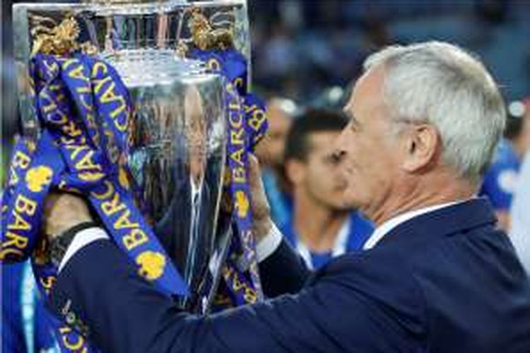 Manajer Leicester City, Claudio Ranieri, menatap trofi Premier League setelah partai kontra Everton di Stadion King Power, Sabtu (7/5/2016).