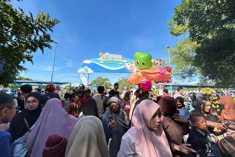 Ribuan masyarakat memadati kawasan Alun-alun Utara Keraton Solo untuk menyaksikan festival balon udara, Minggu (17/5/2026)