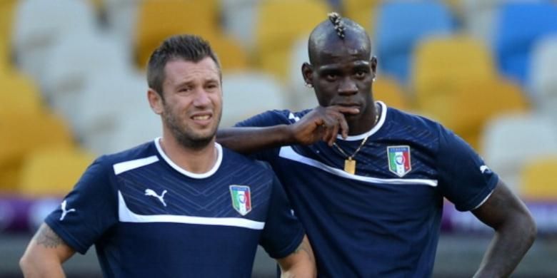 Striker tim nasional Italia, Antonio Cassano (kiri) dan Mario Balotelli (kanan).