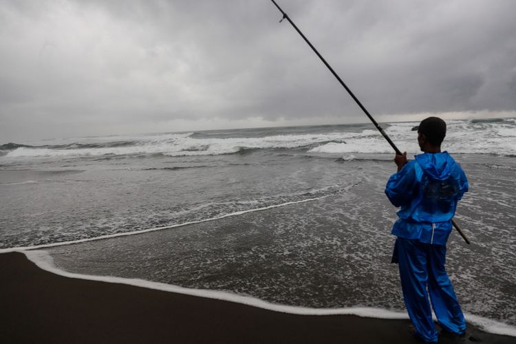Pemancing lokal tengah memancing ikan di Pantai Petanahan yang terletak di Desa Karanggadung, Kecamatan Petanahan, Kabupaten Kebumen, Jawa Tengah, Senin (16/10/2017). Pantai Petanahan adalah salah satu obyek wisata pantai di Kebumen yang biasa dikunjungi wisatawan. KOMPAS.com/GARRY ANDREW LOTULUNG