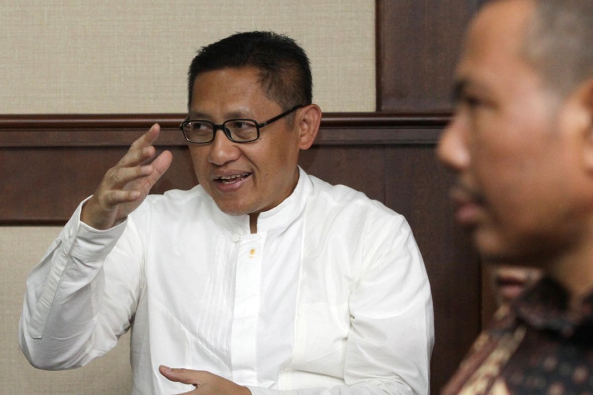 Terpidana kasus korupsi Pembangunan Pusat Pendidikan dan Sekolah Olahraga Nasional (P3SON) Hambalang Anas Urbaningrum (kiri) mengikuti sidang lanjutan pengajuan peninjauan kembali (PK) di Pengadilan Tipikor, Jakarta, Jumat (29/6). Sidang tersebut beragenda mendengarkan keterangan ahli dari ahli hukum administrasi negara  FHUI, Dian Puji Simatupang. ANTARA FOTO/ Reno Esnir/pras/18.