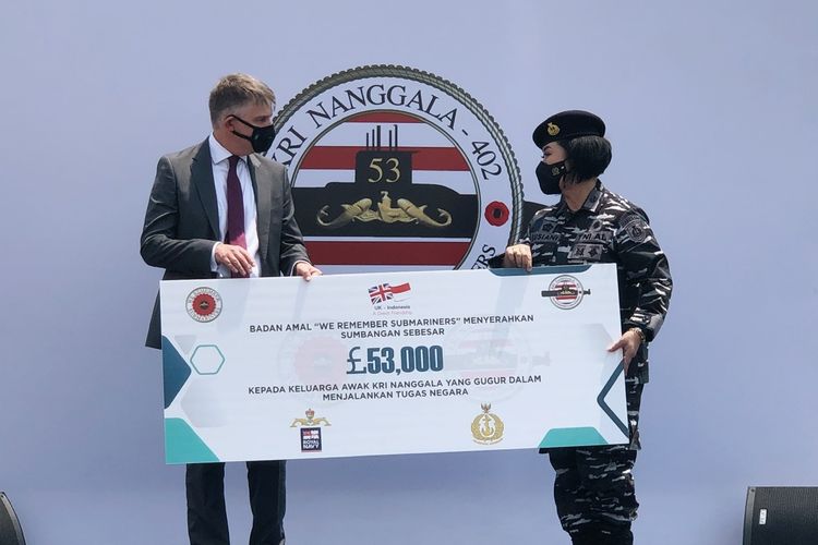 Duta Besar Inggris untuk Indonesia dan Timor Leste Owen Jenkins menyerahkan bantuan senilai Rp 1 miliar untuk keluarga awak kapal KRI Nanggala-402 pada perwakilan TNI Angkatan Laut (AL), di Jakarta International Container Terminal (JICT), Jakarta Utara, Jumat (8/10/2021).