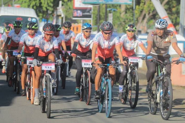 telah break gowes selama sehari di Kota Mamuju yang sekaligus menikmati keindahan panorama Pantai Manakarra, pagi ini Kamis (2/8/2018), Tim Jelajah Sepeda Nusantara kembali mengayuh sepedanya menuju Kabupaten Mamuju Tengah